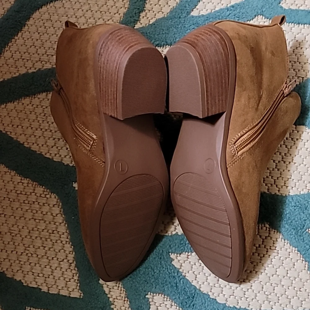 NWOT Tan Suede Look Booties Size 7 - Picture 3 of 4